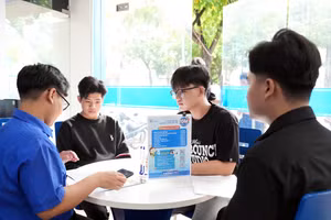 Thí sinh đến Trường Đại học Thủ Dầu Một (TPHCM) để được tư vấn đăng ký, điều chỉnh và bổ sung nguyện vọng xét tuyển đại học, ngày 2/7. Ảnh: TDMU. 