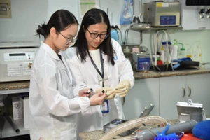 GS.TS Trần Thị Thanh Vân, Trưởng Khoa Khoa học và Công nghệ Vật liệu, Trường Đại học Khoa học tự nhiên, Đại học Quốc gia TPHCM (phải). Ảnh: HCMUS