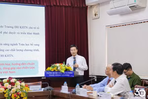 TS Võ Đức Cẩm Hải, Trưởng khoa Toán - Tin học, Trường Đại học Khoa học Tự nhiên giới thiệu về chương trình Cử nhân tài năng ngành Toán học. Ảnh: HCMUS.