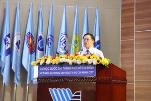 Ông Nguyễn Trọng Nghĩa, Ủy viên Bộ Chính trị, Bí thư Trung ương Đảng, Trưởng ban Ban Tuyên giáo và Dân vận Trung ương phát biểu định hướng và chỉ đạo hội thảo. Ảnh: ĐHQG TPHCM.