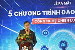 Ông Lê Trường Tùng, Chủ tịch Hội đồng Trường Đại học FPT trao đổi về các chương trình đào tạo.