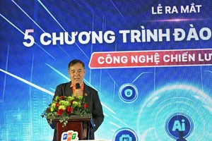 Ông Lê Trường Tùng, Chủ tịch Hội đồng Trường Đại học FPT trao đổi về các chương trình đào tạo.