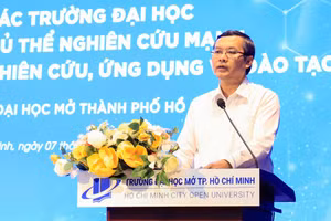 Thứ trưởng Bộ GD&ĐT Nguyễn Văn Phúc dự và chủ trì hội thảo. Ảnh: Mạnh Tùng