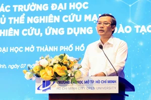 Thứ trưởng Bộ GD&ĐT Nguyễn Văn Phúc dự và chủ trì hội thảo. Ảnh: Mạnh Tùng
