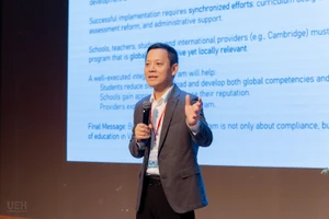 GS.TS Lê Anh Vinh, Viện trưởng Viện Khoa học Giáo dục Việt Nam (VNIES) trình bày tham luận tại phiên toàn thể. 
