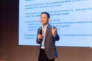 GS.TS Lê Anh Vinh, Viện trưởng Viện Khoa học Giáo dục Việt Nam (VNIES) trình bày tham luận tại phiên toàn thể. 