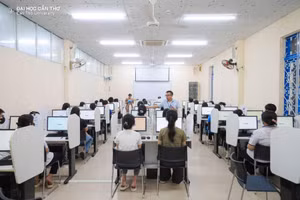 Thí sinh dự kỳ thi đánh giá năng lực đầu vào đại học trên máy tính V-SAT tại Đại học Cần Thơ năm 2025. Ảnh: CTU