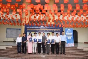 GS.TS Huỳnh Văn Sơn - Hiệu trưởng Trường Đại học Sư phạm Thành phố Hồ Chí Minh tặng quà động viên các sinh viên đạt giải tại kỳ thi Olympic Sinh học toàn quốc năm 2025. Ảnh: HCMUE