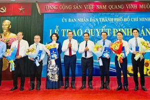 Trao quyết định bổ nhiệm 7 Giám đốc Sở. (Ảnh: Thành ủy TPHCM).