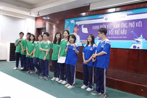 Học sinh thảo luận các chủ đề về phát triển bền vững, ứng phó với biến đổi khí hậu. Ảnh: HCMIU