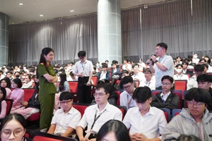 Báo cáo viên thuộc Cục Cảnh sát hình sự hướng dẫn, nâng cao nhận thức và kỹ năng phòng ngừa tội phạm cho sinh viên.