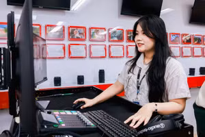 Sinh viên Trường Đại học Văn Lang trong giờ học thực hành. Ảnh: VANLANG NEWS.