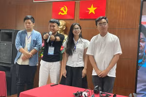 Nguyễn Ngọc Nhứt (cầm mic) và các thành viên nhóm bên bộ khớp đa năng tự chế tạo. Ảnh: Hà An.