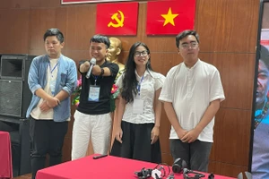 Nguyễn Ngọc Nhứt (cầm mic) và các thành viên nhóm bên bộ khớp đa năng tự chế tạo. Ảnh: Hà An.