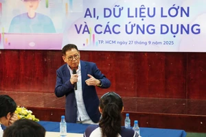GS Dương Nguyên Vũ trình bày bài nói chuyện đại chúng. Ảnh: Mạnh Tùng