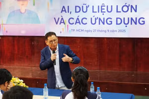 GS Dương Nguyên Vũ trình bày bài nói chuyện đại chúng. Ảnh: Mạnh Tùng