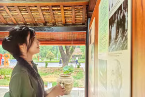 Sinh viên tham quan Khu tưởng niệm và trưng bày về cuộc đời và sự nghiệp Chủ tịch Hồ Chí Minh. Ảnh: ĐHQG-HCM
