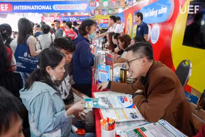 Hoạt động tư vấn tuyển sinh năm 2026 của Trường Đại học Kinh tế - Tài chính TPHCM (UEF).