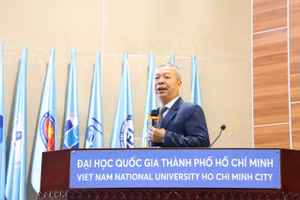 TS Nguyễn Quốc Chính, Giám đốc Trung tâm Khảo thí và Đánh giá Chất lượng Đào tạo (Đại học Quốc gia TPHCM) trình bày tham luận tại hội thảo. Ảnh: Khắc Hiếu