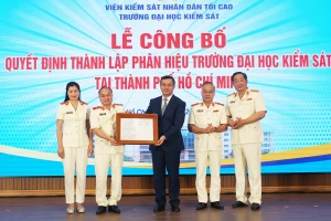 Thứ trưởng Bộ GD&ĐT Nguyễn Văn Phúc trao quyết định thành lập Phân hiệu Trường Đại học Kiểm sát tại TPHCM cho tập thể nhà trường. Ảnh: Mạnh Tùng.