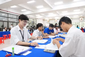 Tân sinh viên Trường Đại học Tôn Đức Thắng đến trường làm thủ tục nhập học, ngày 25/8. Ảnh: TDTU