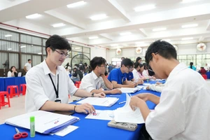 Tân sinh viên Trường Đại học Tôn Đức Thắng đến trường làm thủ tục nhập học, ngày 25/8. Ảnh: TDTU