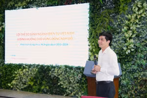 TS Nguyễn Văn Nên, Khoa Kinh tế (Trường Đại học Kinh tế - Luật), trình bày tham luận tại hội thảo.