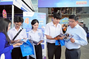 Hoạt động tư vấn tuyển sinh năm 2026 của Trường Đại học Thủ Dầu Một. Ảnh: TDMU.