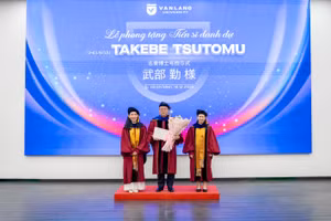 Ông Takebe Tsutomu (giữa) nhận danh hiệu Tiến sĩ danh dự từ lãnh đạo Trường Đại học Văn Lang.
