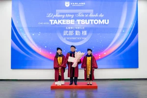 Ông Takebe Tsutomu (giữa) nhận danh hiệu Tiến sĩ danh dự từ lãnh đạo Trường Đại học Văn Lang.