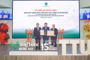 TS. Nguyễn Mai Lâm - Quyền Hiệu trưởng Trường Đại học Tân Tạo (đứng giữa) nhận giấy chứng nhận kiểm định chất lượng cơ sở giáo dục.
