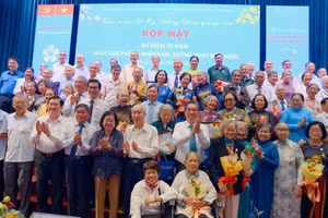 Các đại biểu tham dự buổi họp mặt. Ảnh: TDTU