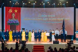 Tập thể lãnh đạo Trường Đại học Văn Lang đón nhận Huân chương Lao động hạng Nhì.