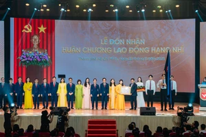 Tập thể lãnh đạo Trường Đại học Văn Lang đón nhận Huân chương Lao động hạng Nhì.