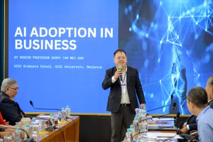 Giáo sư Garry Tan Wei Han (Đại học UCSI, Malaysia) trình bày tham luận tại hội thảo.