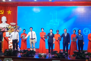 Các đại biểu thực hiện nghi thức khai mạc Liên hoan Tuổi trẻ Sáng tạo TPHCM lần thứ 16 và Tuần lễ Khoa học và Công nghệ lần thứ hai năm 2025. Ảnh: Lê Mạnh