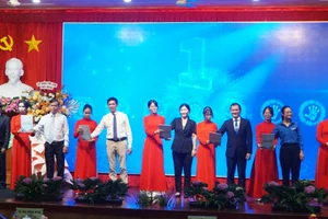Các đại biểu thực hiện nghi thức khai mạc Liên hoan Tuổi trẻ Sáng tạo TPHCM lần thứ 16 và Tuần lễ Khoa học và Công nghệ lần thứ hai năm 2025. Ảnh: Lê Mạnh
