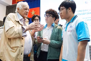 GS Jean-Pierre Luminet giao lưu cùng sinh viên Trường Đại học Bách khoa (Đại học Quốc gia TPHCM). Ảnh: Như Quỳnh