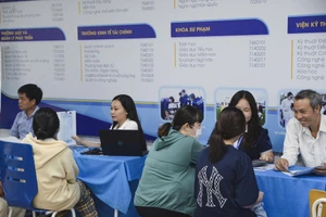 Thí sinh tìm hiểu thông tin tuyển sinh tại Trường Đại học Thủ Dầu Một. Ảnh: TDMU