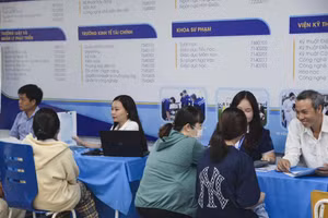 Thí sinh tìm hiểu thông tin tuyển sinh tại Trường Đại học Thủ Dầu Một. Ảnh: TDMU