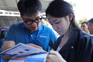 Thí sinh tìm hiểu thông tin tuyển sinh Trường Đại học Kinh tế - Luật (Đại học Quốc gia TPHCM) tại ngày hội lựa chọn nguyện vọng. Ảnh: UEL