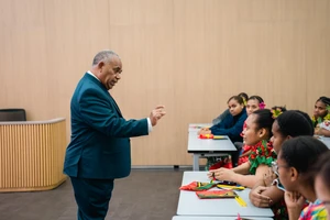 Thủ tướng Cộng hòa Vanuatu Nauka Jotham Napat thăm và trò chuyện cùng sinh viên tại Trường Đại học Văn Lang. Ảnh: NTCC