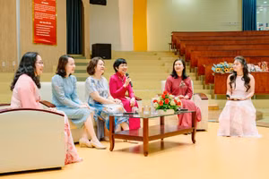 Các diễn giả trong buổi tọa đàm "Hành trình Phụ nữ Công nghệ: Kết nối thế hệ - Chia sẻ thành công". Ảnh: UIT