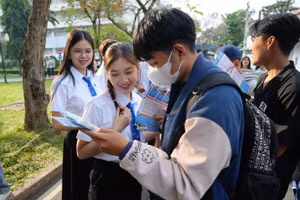 Học sinh tại ngày hội tư vấn Tuyển sinh – Hướng nghiệp do Trường Đại học Sư phạm Kỹ thuật TPHCM tổ chức. Ảnh: H.U