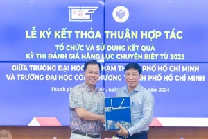 Ông Huỳnh Văn Sơn, Hiệu trưởng Trường Đại học Sư phạm TPHCM (trái) và ông Nguyễn Xuân Hoàn, Hiệu trưởng Trường Đại học Công Thương TPHCM tại lễ ký kết. Ảnh: T.Phong