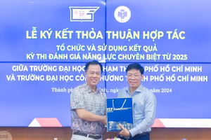 Ông Huỳnh Văn Sơn, Hiệu trưởng Trường Đại học Sư phạm TPHCM (trái) và ông Nguyễn Xuân Hoàn, Hiệu trưởng Trường Đại học Công Thương TPHCM tại lễ ký kết. Ảnh: T.Phong