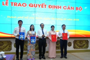 Bí thư Thành ủy TPHCM Nguyễn Văn Nên trao quyết định đến các cán bộ nhận nhiệm vụ mới. (Ảnh: Cổng TTĐT TPHCM)