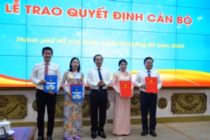 Bí thư Thành ủy TPHCM Nguyễn Văn Nên trao quyết định đến các cán bộ nhận nhiệm vụ mới. (Ảnh: Cổng TTĐT TPHCM)