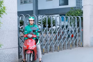 Trương Hải Nam dừng xe trước điểm thi để hỗ trợ các thí sinh gặp sự cố.