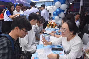 Học sinh tìm hiểu thông tin tại ngày hội Tư vấn tuyển sinh - hướng nghiệp tại TPHCM. Ảnh: HCA